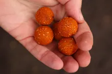 NIKL Rozpustné Criticals boilie Chilli & Peach 24mm, 250ml